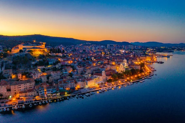 Aziz James katedrali ve Hırvatistan 'ın Aziz Michael kalesi ile Sibenik' in gündoğumu silüeti