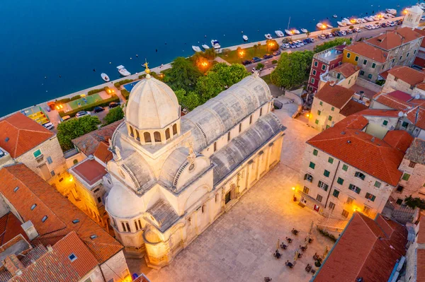 Saint James katedrali ve Hırvatistan 'ın Sibenik limanının gündoğumu manzarası