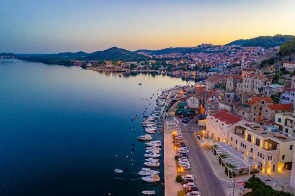 Hırvatistan 'ın Sibenik limanına demirleyen tekneler