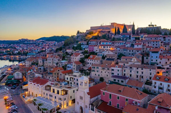 Hırvatistan 'ın Aziz Michael kalesiyle Sibenik' in günbatımı silüeti