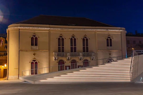 Νύχτα Εθνικό Θέατρο Της Κροατίας Στο Σίμπενικ Της Κροατίας — Φωτογραφία Αρχείου