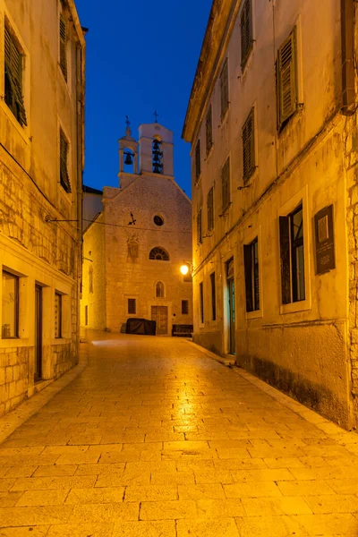 Vista Nocturna Una Antigua Calle Estrecha Casco Antiguo Sibenik Croacia — Foto de Stock