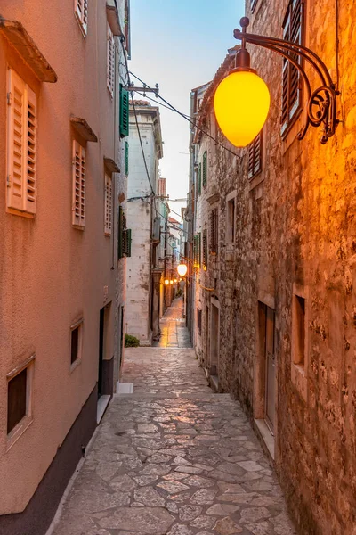 Hırvatistan 'ın eski Sibenik kentinde eski dar bir sokak