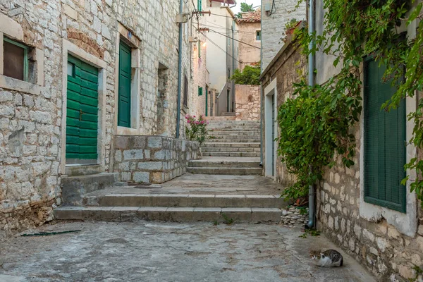 Hırvatistan 'ın eski Sibenik kentinde eski dar bir sokak