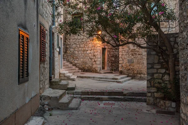 Hırvatistan 'ın eski Sibenik kentinde eski dar bir sokak