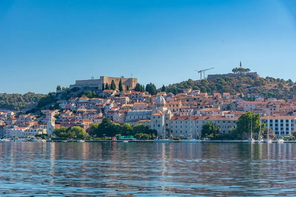 Aziz James katedrali ve Hırvatistan 'ın Aziz Michael ve Aziz John kaleleri ile Sibenik' in silueti