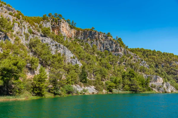Hırvatistan 'da kayalık bir vadide yer alan Krka Nehri