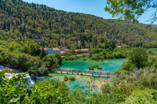 Hırvatistan 'ın Skradinski Buk şelalesi yakınlarındaki Krka Nehri' nde yüzen insanlar