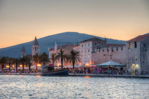 Ηλιοβασίλεμα Στην Παραλία Της Κροατικής Πόλης Trogir — Φωτογραφία Αρχείου