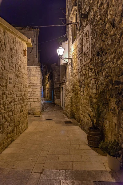 Éjszakai Kilátás Egy Régi Keskeny Utcára Trogir Óvárosában Horvátországban — Stock Fotó