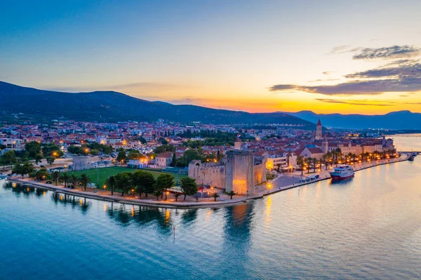 Hırvat kenti Trogir 'in gündoğumu hava manzarası