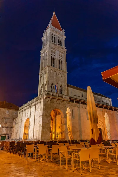 Hırvatistan 'ın Trogir kentindeki Saint Lawrence katedralinin gece manzarası