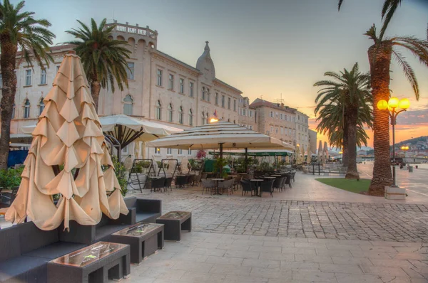 Hırvatistan Trogir Kentinde Sahil Yürüyüşünün Gün Doğumu Manzarası — Stok fotoğraf