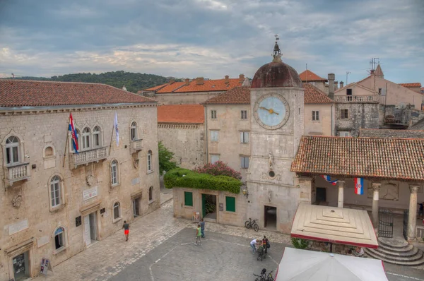 Hırvat kenti Trogir 'de belediye binası ve şehir logosu gün doğumu manzarası