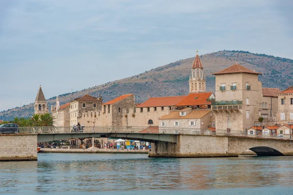 Παραθαλάσσια Περιοχή Της Κροατικής Πόλης Trogir Κατά Διάρκεια Συννεφιασμένης Ημέρας — Φωτογραφία Αρχείου