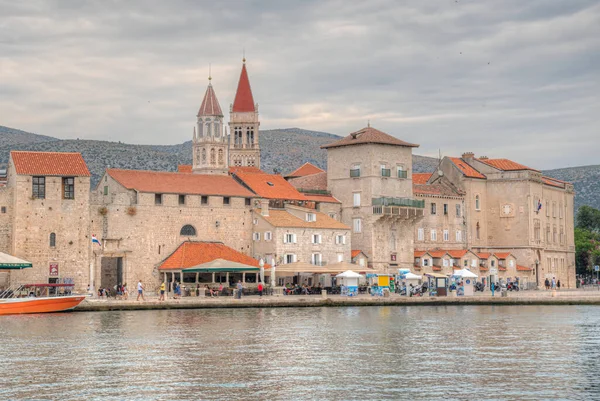Παραθαλάσσια Περιοχή Της Κροατικής Πόλης Trogir Κατά Διάρκεια Συννεφιασμένης Ημέρας — Φωτογραφία Αρχείου