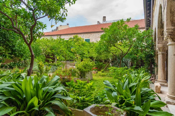 Hırvatistan 'ın Trogir kentindeki Aziz Dominic Kilisesi Manastırı