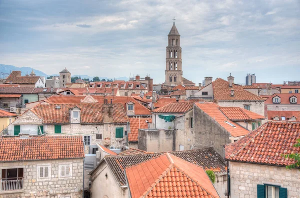 Hırvat kasabası Trogir 'in kırmızı çatıları