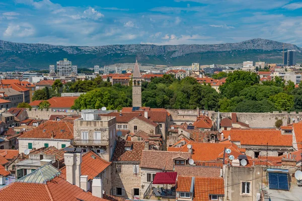 Hırvatistan Split Kentindeki Evlerin Kırmızı Çatılarının Havadan Manzarası — Stok fotoğraf