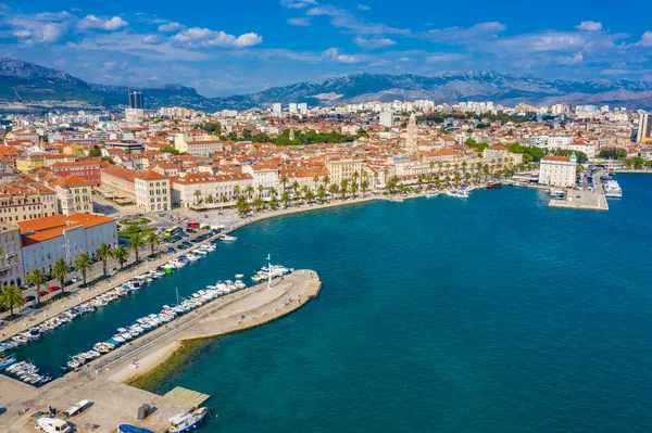 Hırvat kentinin hava manzarası Riva geçidinin arkasında bölündü