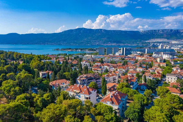 Hırvat kentinin hava görüntüsü bölündü