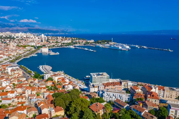 Hırvat kentinin hava görüntüsü bölündü