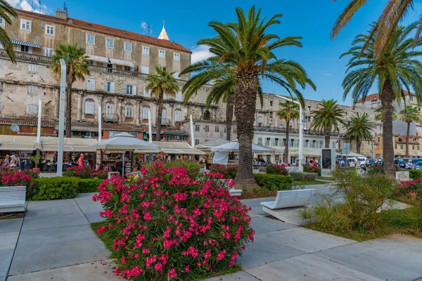 Hırvatistan 'ın Split kentinde insanlar deniz kenarında yürüyor