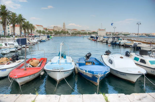 Split kenti demirleyen teknelerin arkasında görüldü