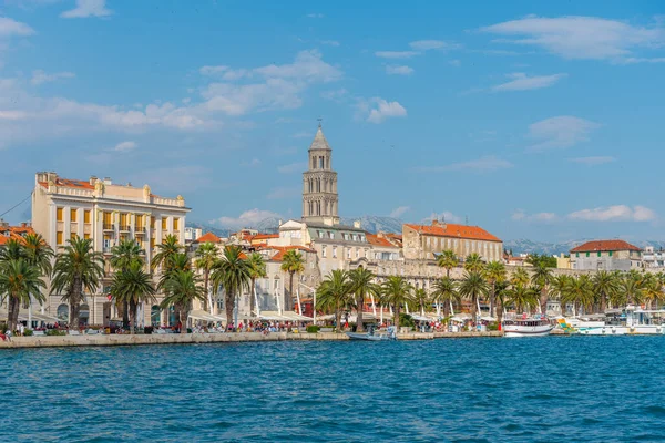 Hırvat kentinin şehir manzarası Riva geçidinin arkasında bölündü