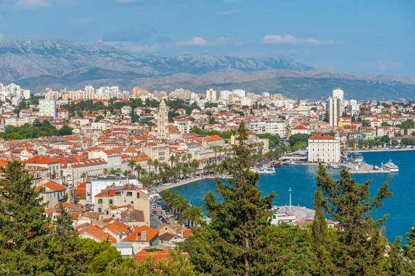 Hırvat kentinin hava görüntüsü bölündü