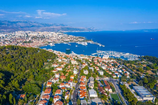 Hırvat kentinin hava görüntüsü bölündü