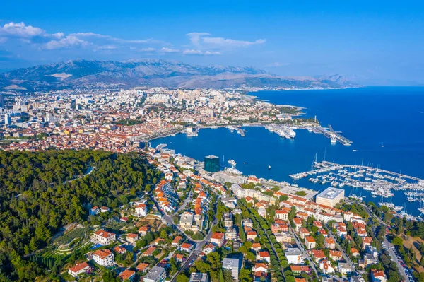 Hırvat kentinin hava görüntüsü bölündü