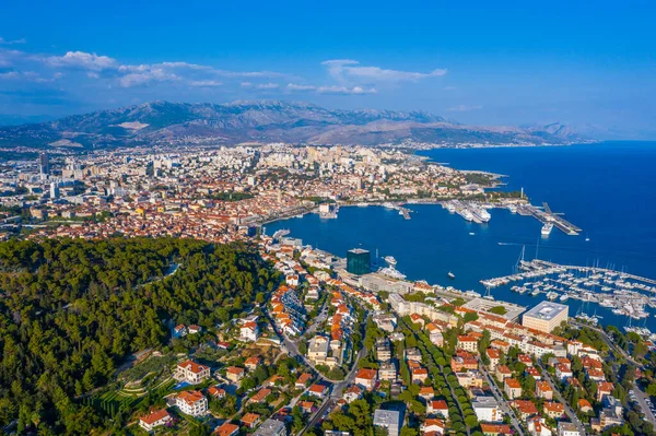 Hırvat kentinin hava görüntüsü bölündü