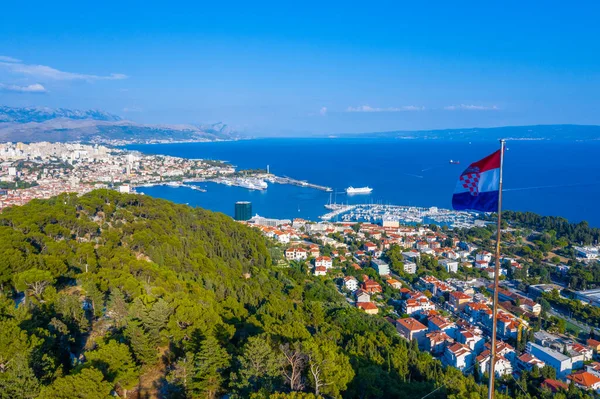 Hırvatistan 'ın Arkaplanda Split ile Marjan tepesinde dalgalanan Hırvat bayrağı