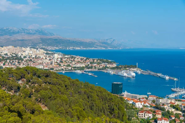 Hırvat kentinin hava görüntüsü bölündü