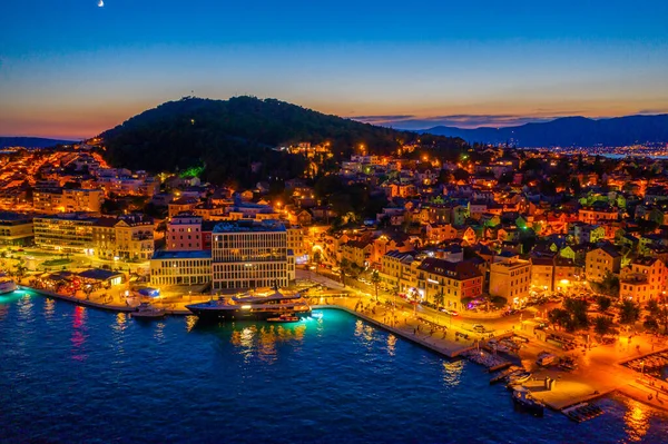 Hırvatistan 'ın Split kentindeki Marjan tepesinin gece hava görüntüsü