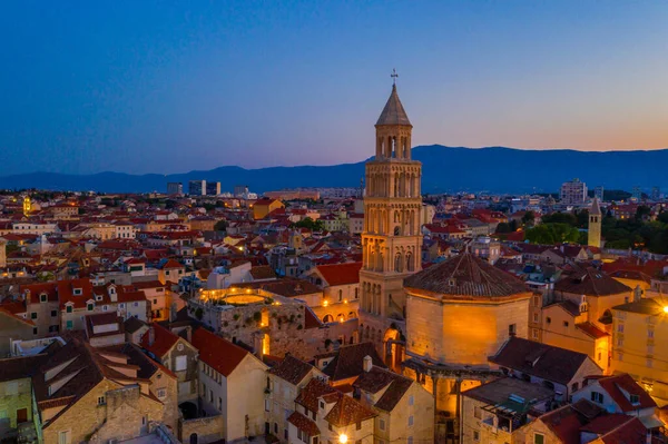 Hırvatistan 'ın Aziz Domnius katedralinin çan kulesinin hakim olduğu eski Split kentinin gündoğumu hava manzarası