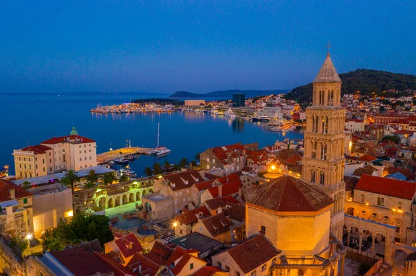 Hırvatistan 'ın Aziz Domnius katedralinin çan kulesinin hakim olduğu eski Split kentinin gündoğumu hava manzarası