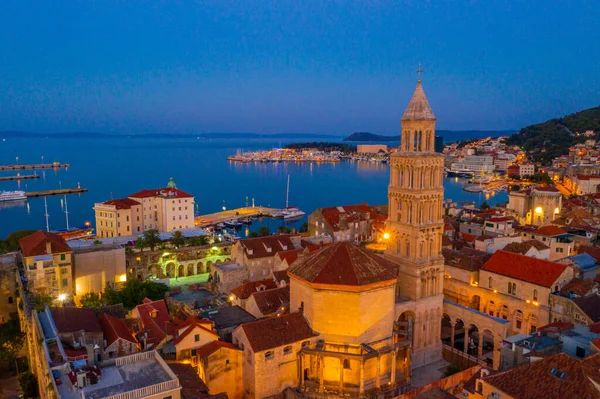 Hırvatistan 'ın Aziz Domnius katedralinin çan kulesinin hakim olduğu eski Split kentinin gündoğumu hava manzarası