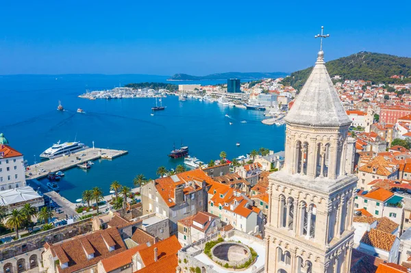 Hırvatistan 'ın Saint Domnius katedralinin çan kulesinin hakim olduğu eski Split kentinin hava manzarası