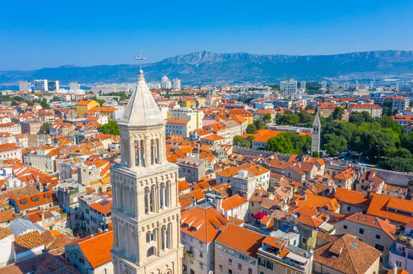 Hırvatistan 'ın Saint Domnius katedralinin çan kulesinin hakim olduğu eski Split kentinin hava manzarası