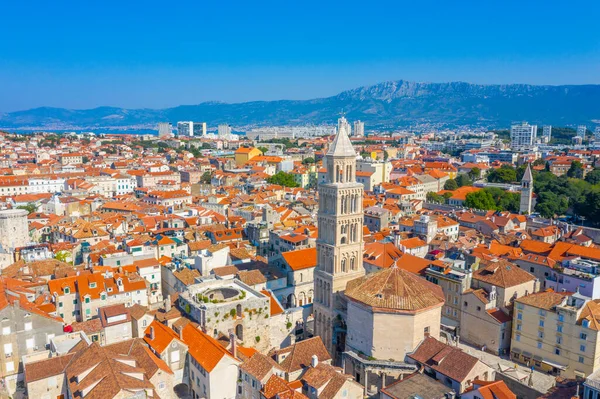 Hırvatistan 'ın Saint Domnius katedralinin çan kulesinin hakim olduğu eski Split kentinin hava manzarası