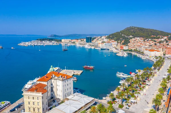 Hırvatistan 'ın Marjan tepesi ile Split kentindeki Riva gezinti alanının havadan görüntüsü