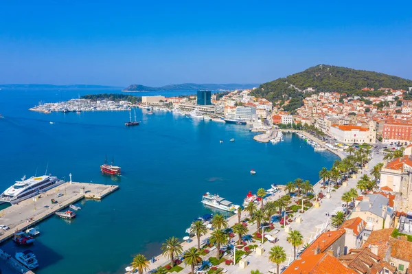 Hırvatistan 'ın Marjan tepesi ile Split kentindeki Riva gezinti alanının havadan görüntüsü