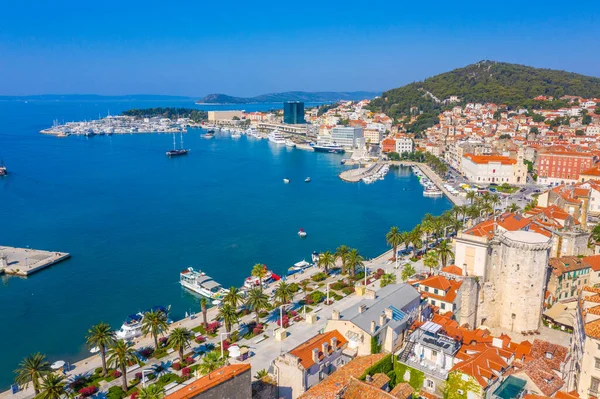 Hırvatistan 'ın Marjan tepesi ile Split kentindeki Riva gezinti alanının havadan görüntüsü