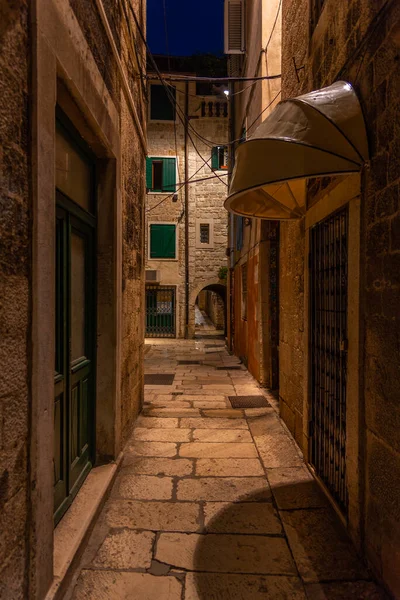 Hırvat kenti Split 'in tarihi merkezinde dar bir caddenin gün doğumu manzarası