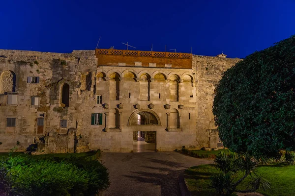 Vista Nocturna Puerta Dorada Del Palacio Diocleciano Split Croacia —  Fotos de Stock