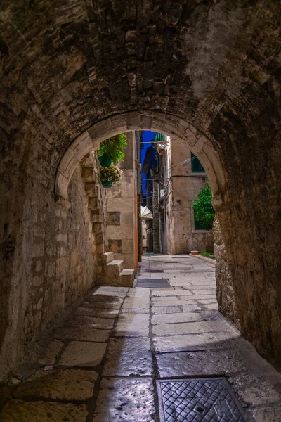 Hırvat kenti Split 'in tarihi merkezinde dar bir caddenin gün doğumu manzarası