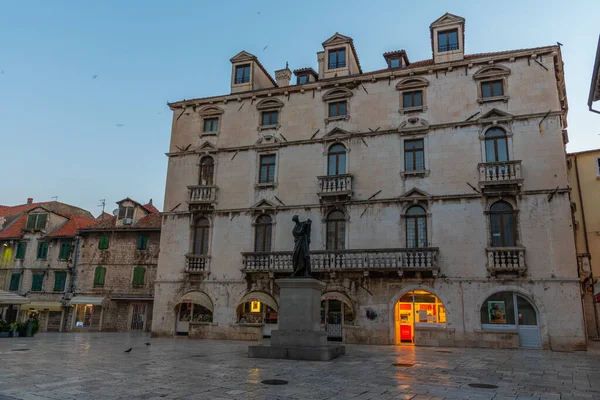 Hırvatistan 'ın Split kentindeki Meyve Meyvesi' nin gece manzarası