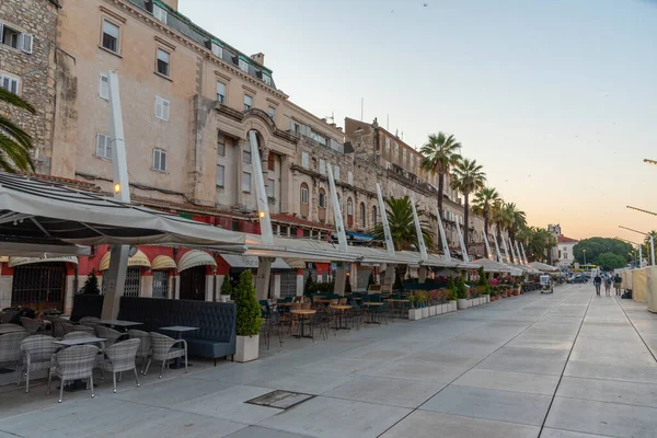 Hırvatistan 'ın Marjan Tepesi ile Split' teki Riva gezinti alanında gün doğumu